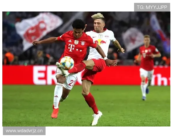 拜仁慕尼黑控制力下滑，中场与防线脱节问题逐步反映在比赛表现中