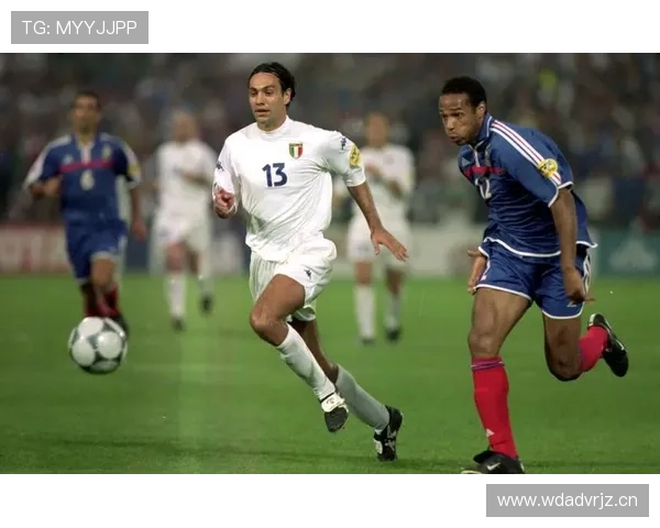 内斯塔与费迪南德:防守结构分化,单点盯防转向区域协同