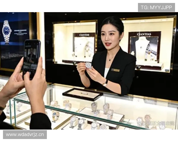 唐佳豪训练完直接去奢侈品店刷卡，柜姐以为他是富二代