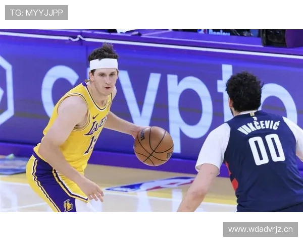 奥斯汀·里夫斯三分投射提升湖人攻势显著拉开防线